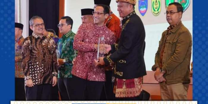 Pemerintah Kabupaten (Pemkab) OKU Timur meraih penghargaan dari pemerintah pusat melalui Menteri Pendidikan, Kebudayaan, Riset dan Teknologi (Mendikbudristek).