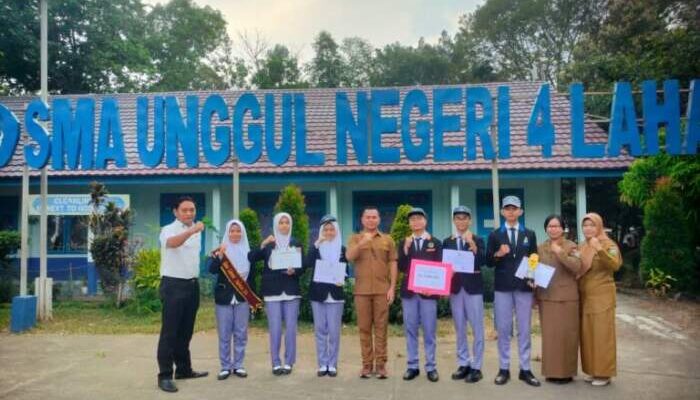 Kembali kepala Sekolah SMA 4 LAHAT Berikan Penghargaan Kepada Siswa Siswi Berprestasi